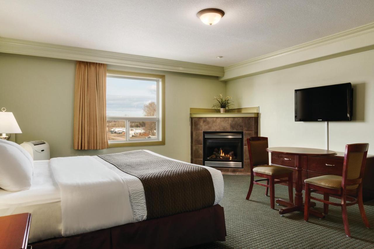 Quality Inn & Suites Уайткорт Экстерьер фото