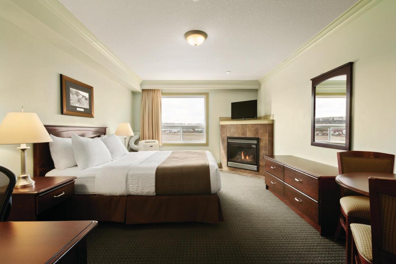 Quality Inn & Suites Уайткорт Экстерьер фото