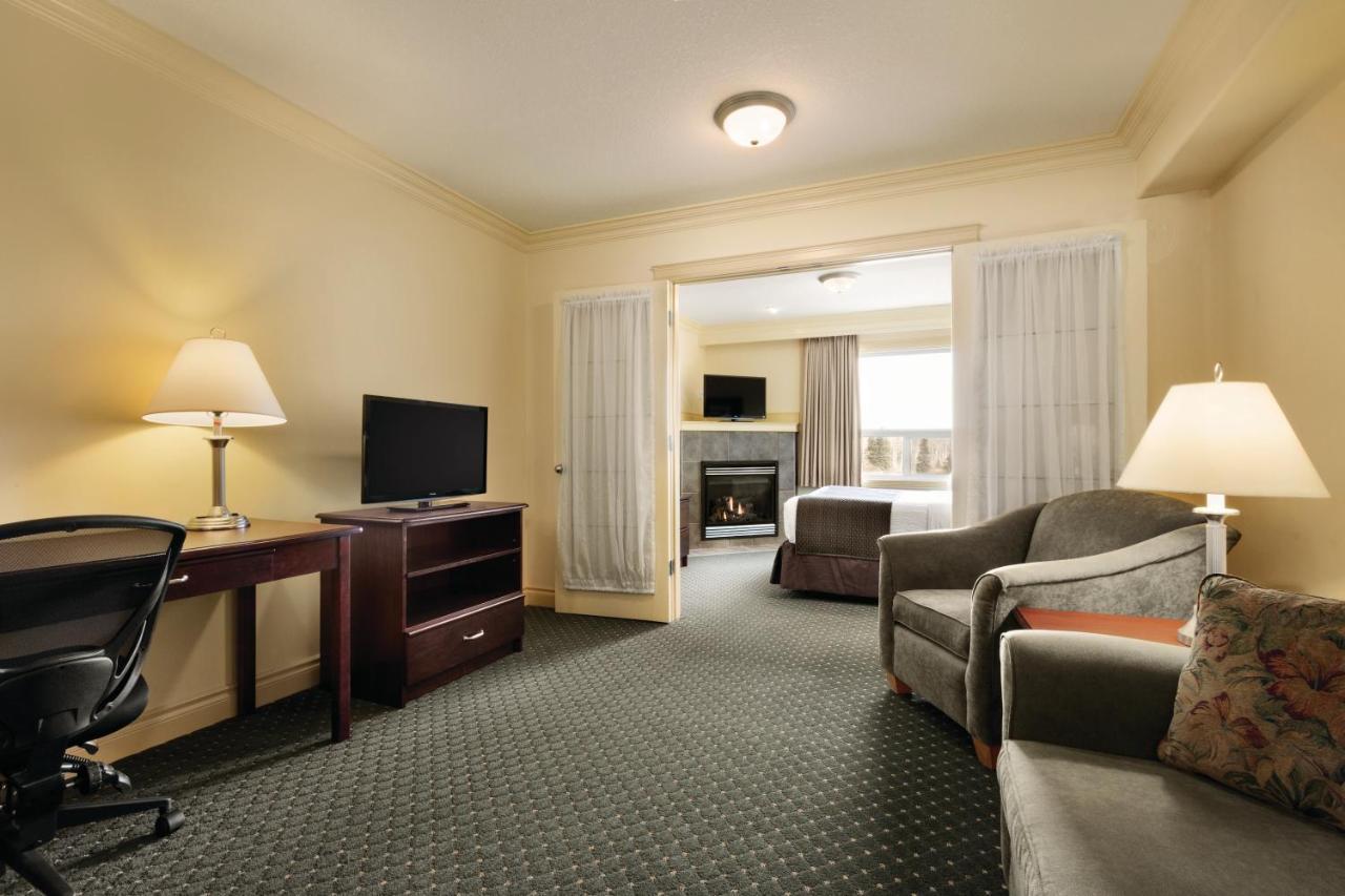Quality Inn & Suites Уайткорт Экстерьер фото