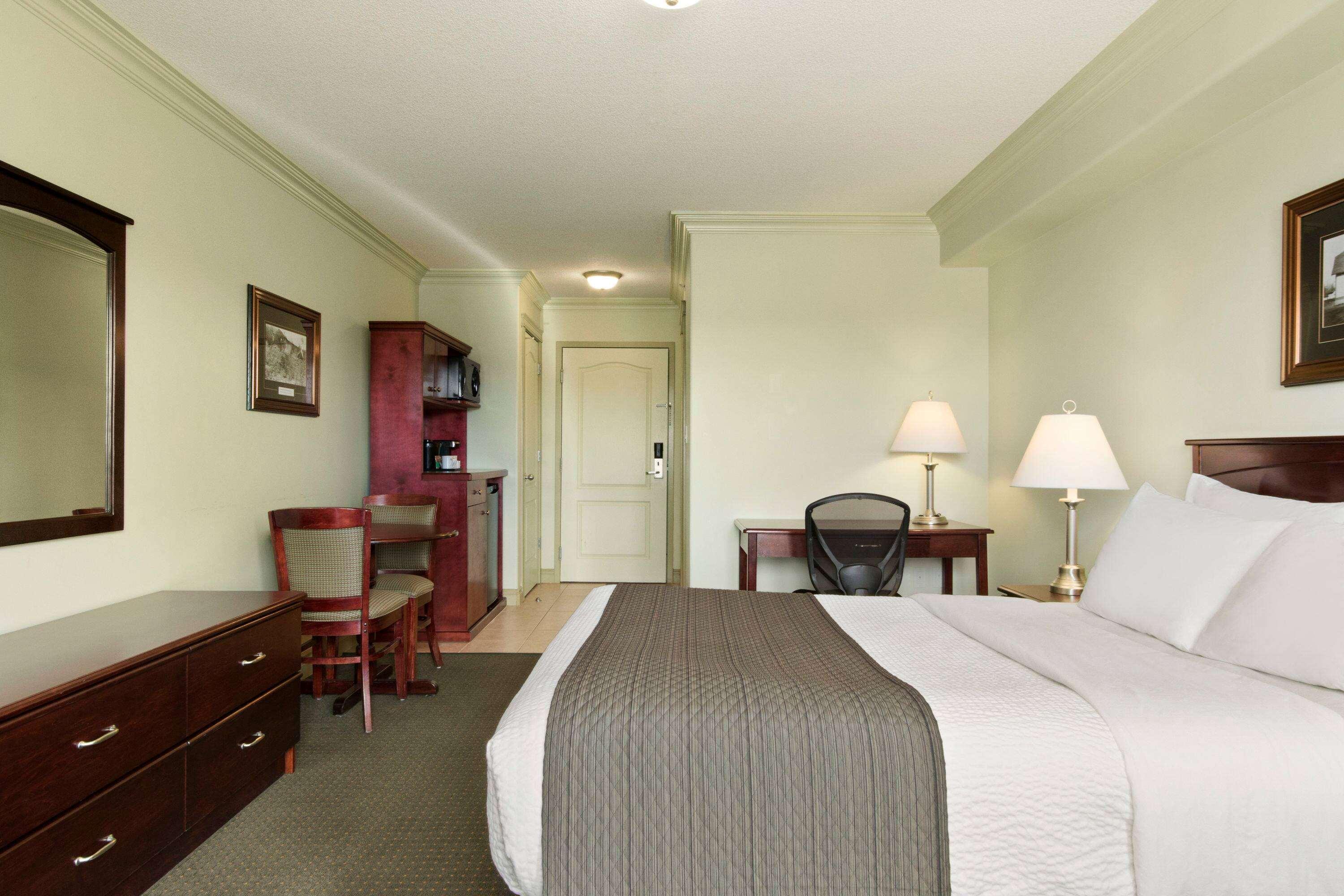 Quality Inn & Suites Уайткорт Экстерьер фото
