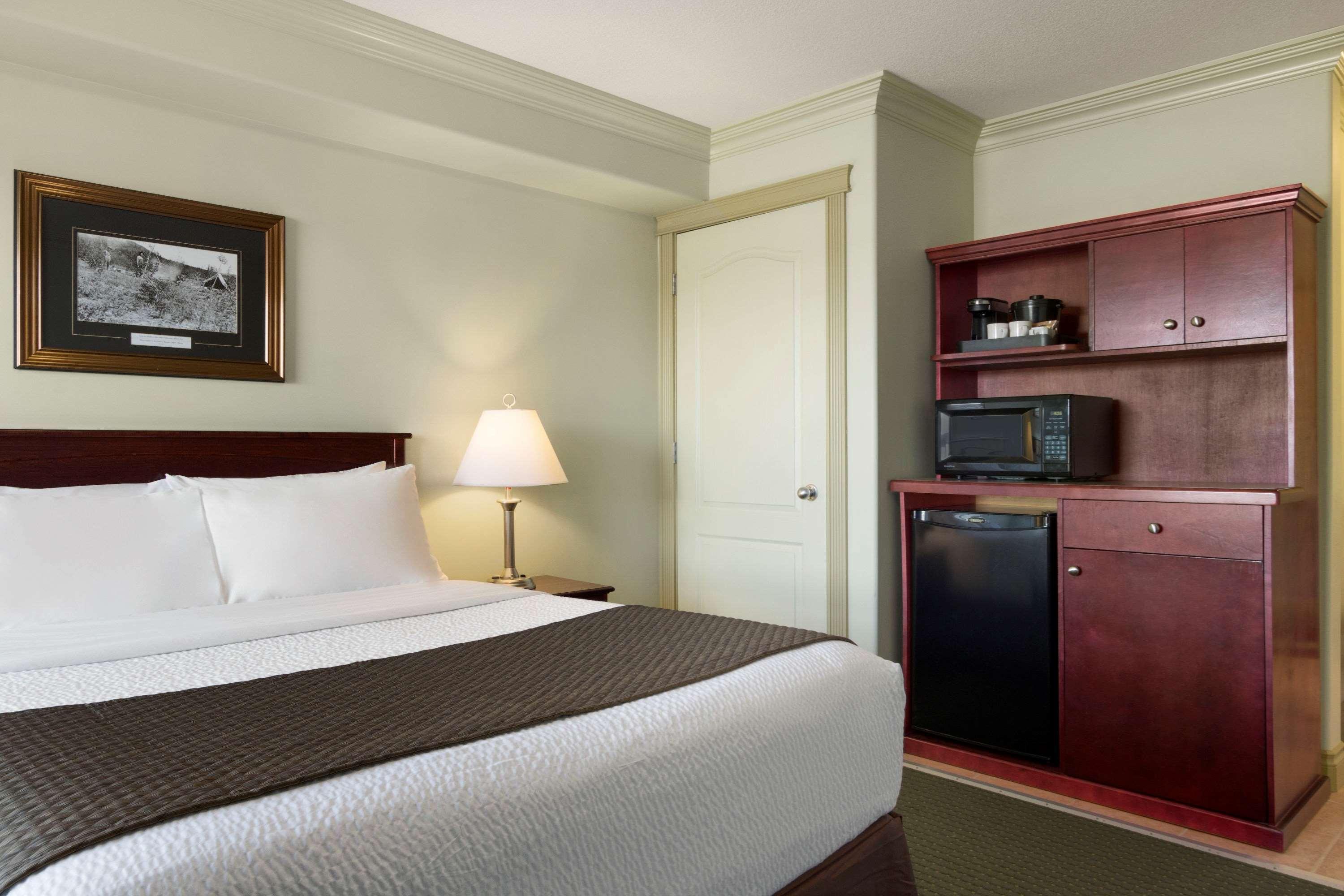 Quality Inn & Suites Уайткорт Экстерьер фото