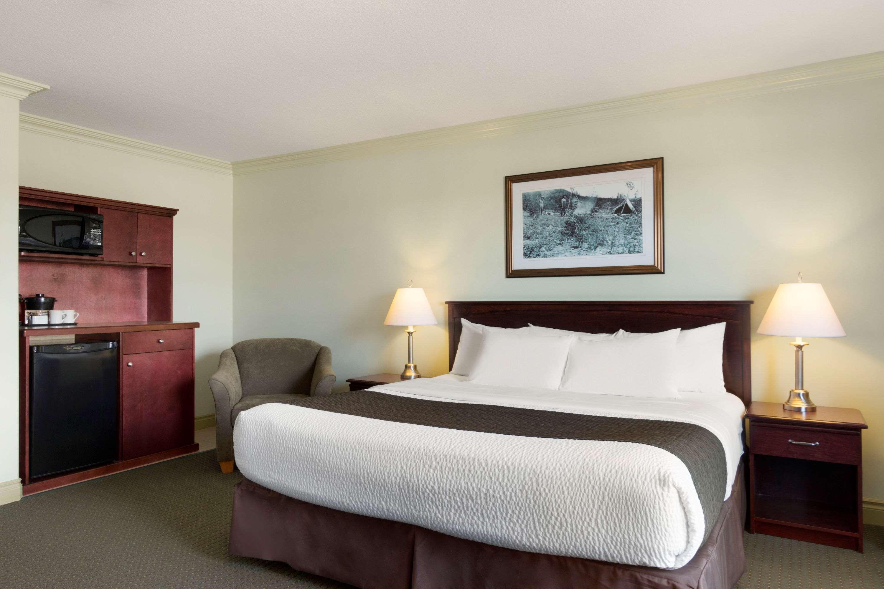 Quality Inn & Suites Уайткорт Экстерьер фото