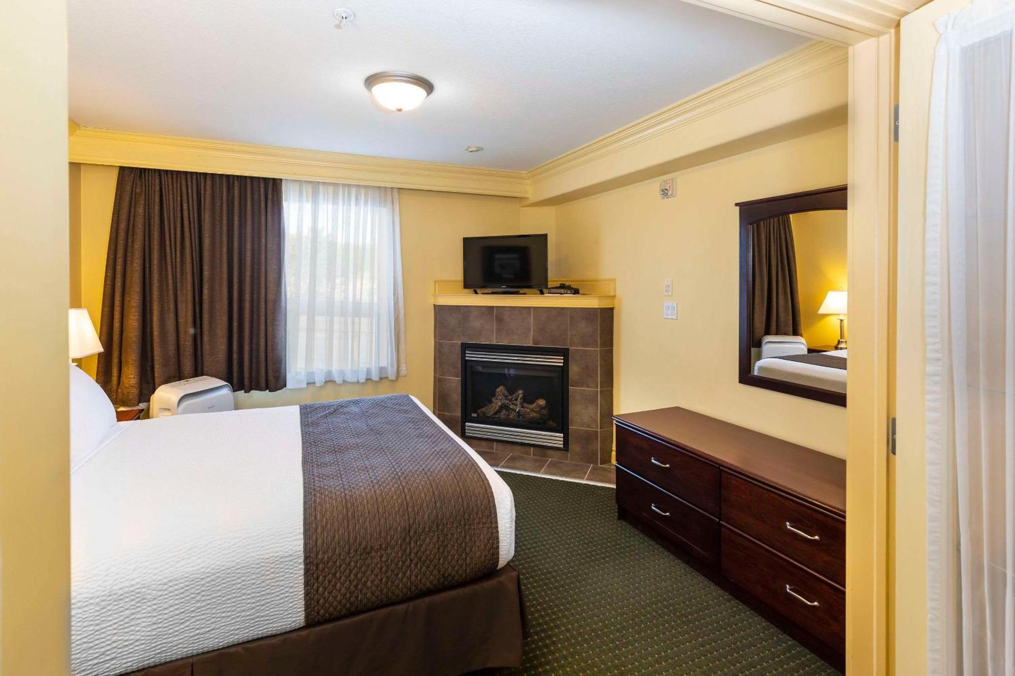 Quality Inn & Suites Уайткорт Экстерьер фото